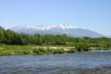 Paysages - Mai 2005. Le canigou et au premier plan la Têt à Néfiach (66).