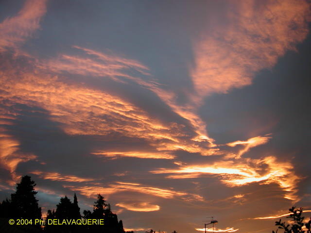Ciel - Novembre 2004. Les nuages au coucher du soleil sur Millas (66).