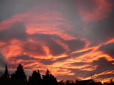 Ciel&nbsp;-&nbsp;Novembre 2004. Les nuages au coucher du soleil sur Millas (66).