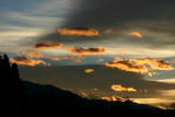 Ciel&nbsp;-&nbsp;Janvier 2005. Les nuages au coucher du soleil sur Millas (66).